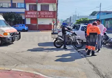Le corta la circulación a moto en una esquina Le corta la circulación a moto en una esquina