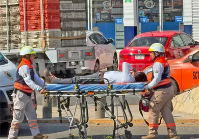 Motorista se estampa al no frenar a tiempo Motorista se estampa al no frenar a tiempo