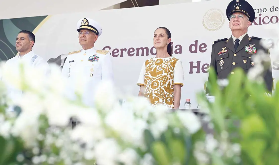 La presidenta entregó premios académicos a los mejores promedios de aprovechamiento y condecoraciones a personal de guardiamarina. Cortesía