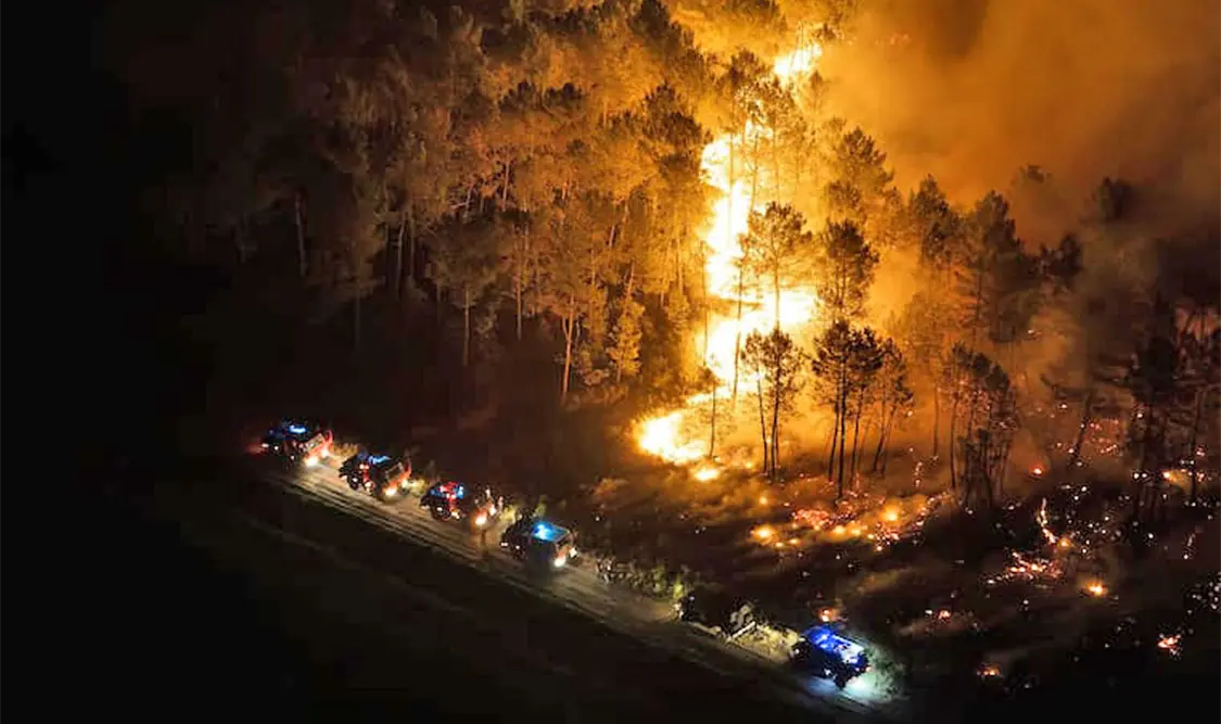 700 bomberos y 8 hidroaviones combaten incendios. Cortesía