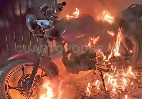 Incendian motocicleta de comunicador