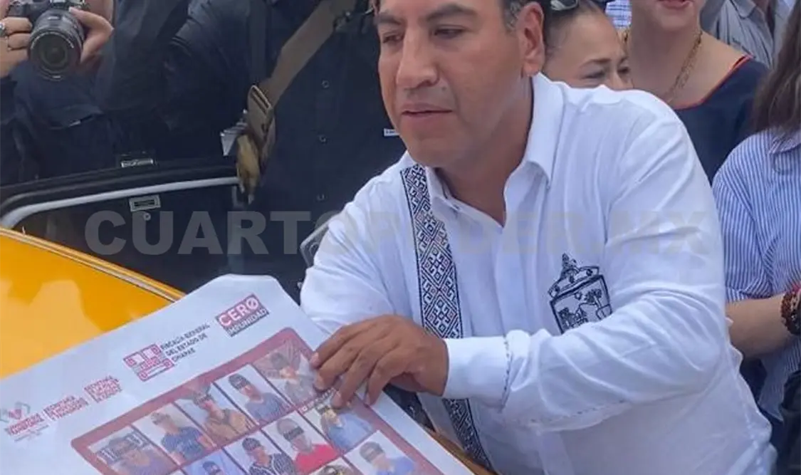 Ramírez Aguilar encabezó el inicio de la pega de calcas con mensajes alusivos. Rafael Victorio / CP