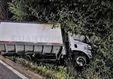 Dormita por un momento y acaba volcando su camión Dormita por un momento y acaba volcando su camión