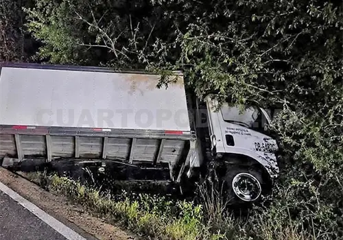 Dormita por un momento y acaba volcando su cami&oacute;n