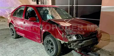 Automovilista huye tras causar fuerte accidente