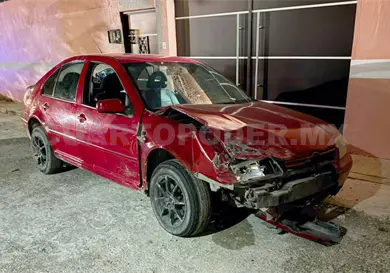 Automovilista huye tras causar fuerte accidente Automovilista huye tras causar fuerte accidente