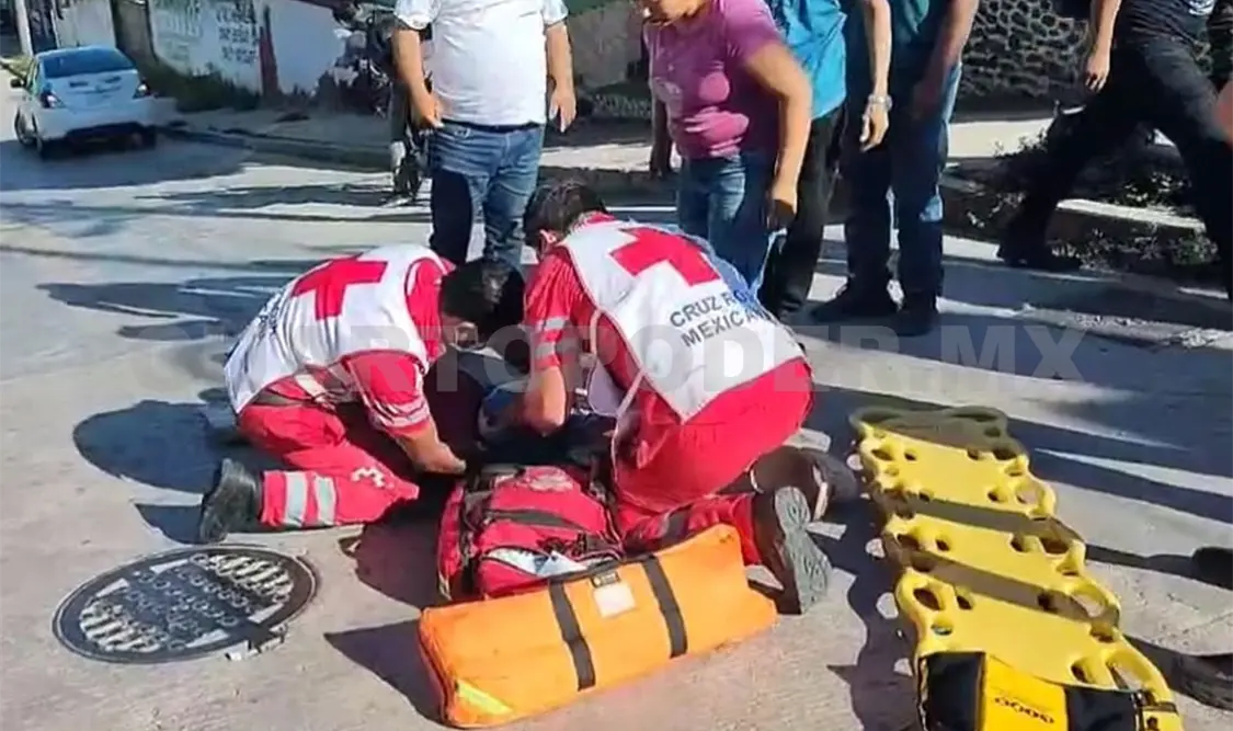 La Cruz Roja atendió a la adulta mayor que tenía probables fracturas tras ser atropellada brutalmente. Genaro Sánchez / CP