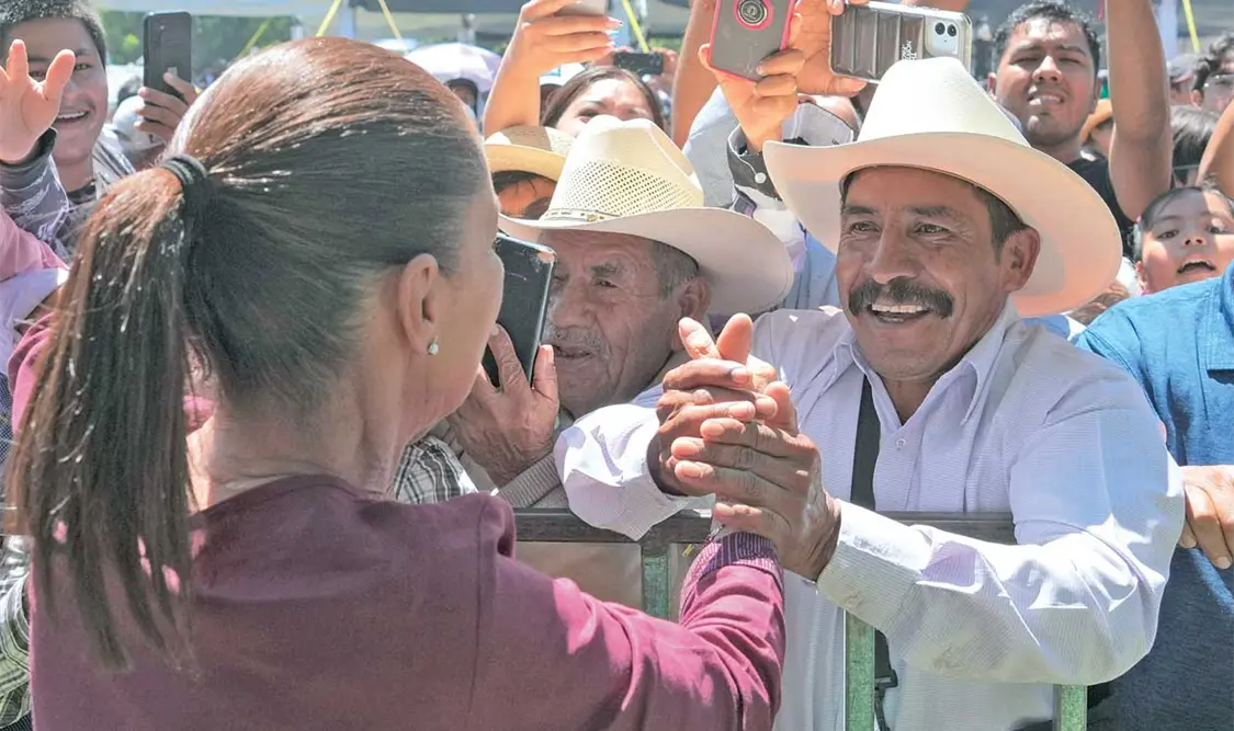 Mientras estemos en la Presidencia vamos a seguir haciendo caminos en la mixteca: presidenta. Cortesía