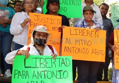 Piden pruebas ante detenci&oacute;n de maestro