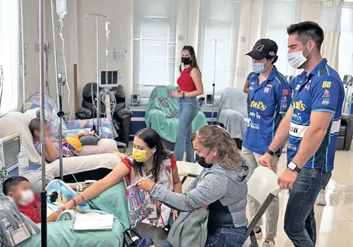 Garc&iacute;a y Guti&eacute;rrez llevan sonrisas a hospital