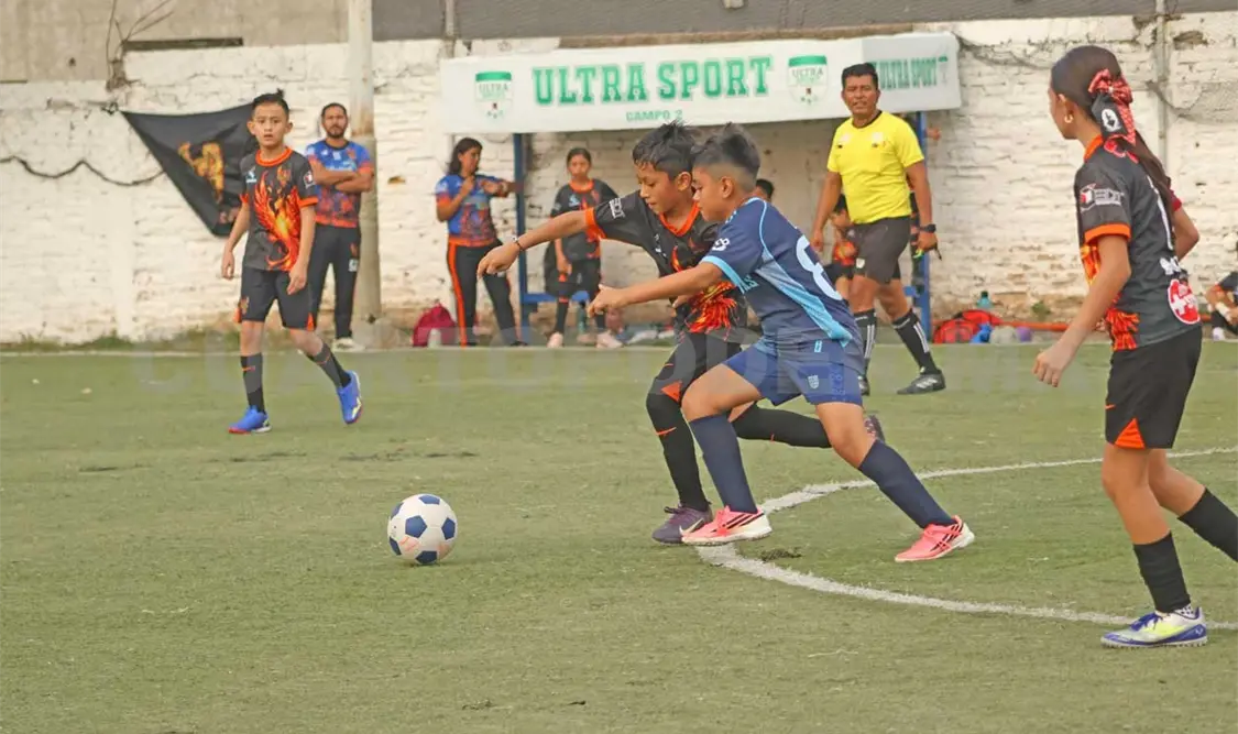 Fénix obtuvo el trofeo de campeón de la Liga TF7 Infantil tras superar a Coventry School en una emocionante definición por penales disputada en Ultra Sport. Alan Pola/CP