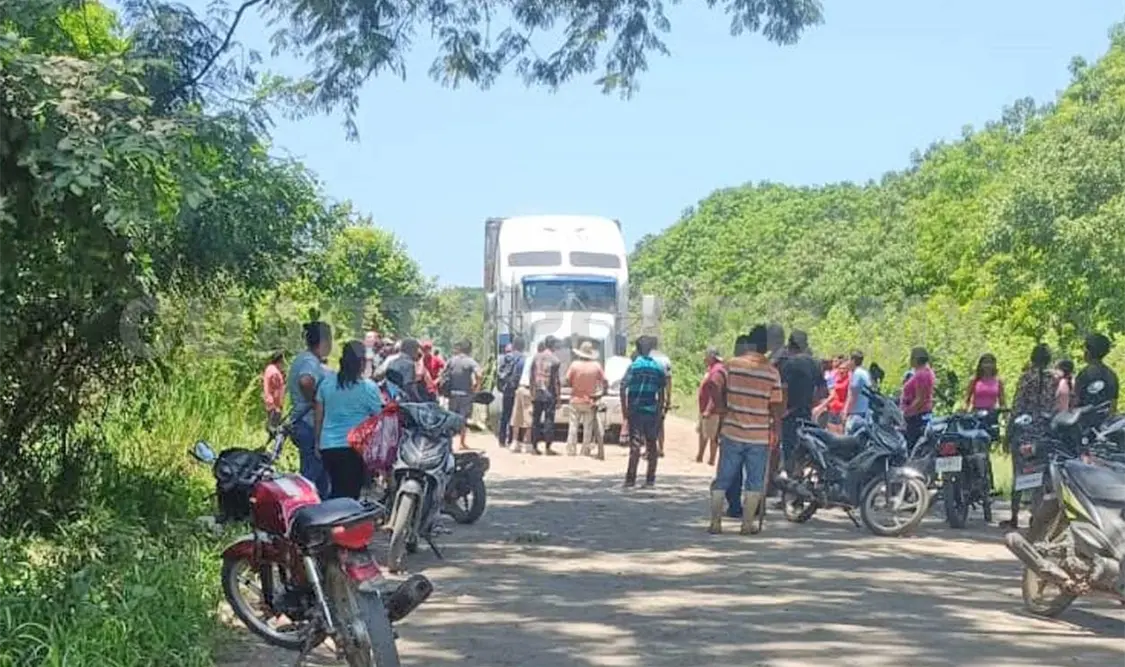Ambos derraparon y a uno de ellos lo aplastó una de las llantas del tractocamión. Rafael Victorio / CP