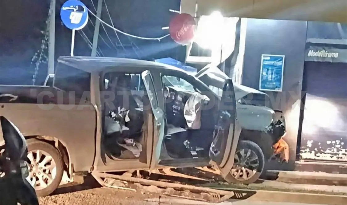 Intentó escapar después de verse involucrado en un accidente de tránsito y se estampó contra un establecimiento comercial. Cortesía