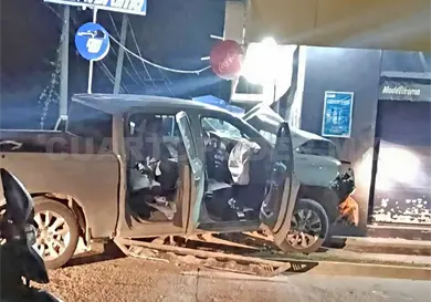 Trata de huir tras percance y se estrella en un negocio