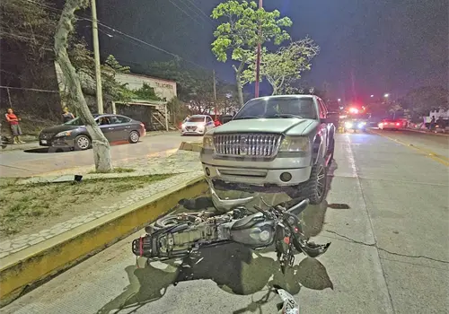 Motorista sale proyectado; una camioneta lo atropelló Motorista sale proyectado; una camioneta lo atropelló