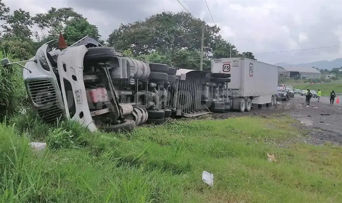 El tractocamión volcó cuando circulaba en el entronque del libramiento de Huixtla con la carretera Costera, rumbo a Tapachula. Rafael Victorio / CP