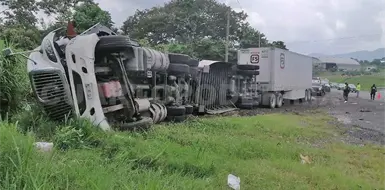 Vuelca tráiler cargado con bebidas energéticas Vuelca tráiler cargado con bebidas energéticas