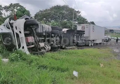 Vuelca tr&aacute;iler cargado con bebidas energ&eacute;ticas