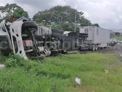Vuelca tráiler cargado con bebidas energéticas Vuelca tráiler cargado con bebidas energéticas