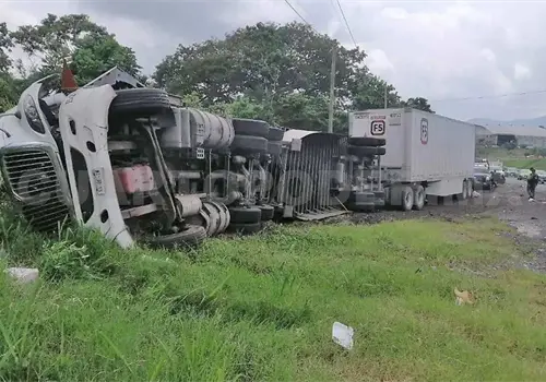 Vuelca tráiler cargado con bebidas energéticas Vuelca tráiler cargado con bebidas energéticas