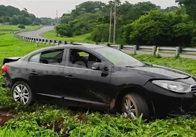 Abandonan autom&oacute;vil chocado en la Costera