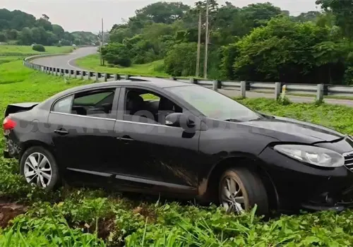 Abandonan autom&oacute;vil chocado en la Costera