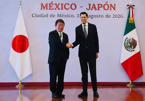 Roberto Velasco recibe al ministro de asunto exteriores de Jap&oacute;n