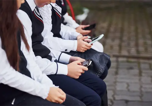 Recomiendan fijar la edad m&iacute;nima para tener redes