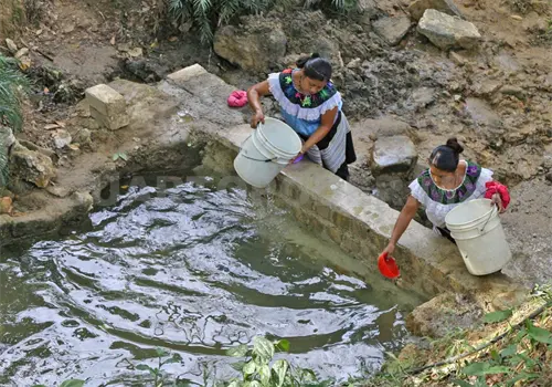 Sistemas comunitarios de agua surten a poblaci&oacute;n
