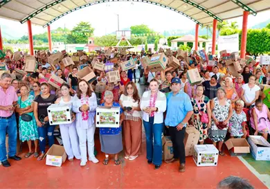 Entregan aves de traspatio en Villahidalgo