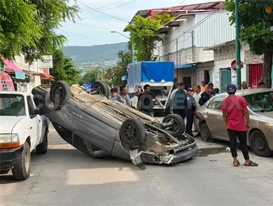 Por mala maniobra vuelca autom&oacute;vil