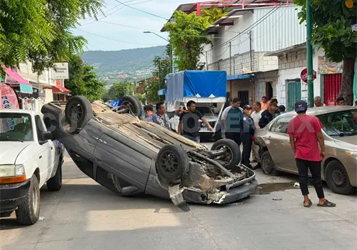 Por mala maniobra vuelca autom&oacute;vil