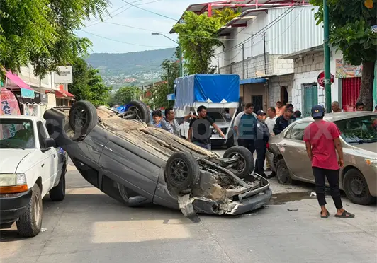 Por mala maniobra vuelca automóvil Por mala maniobra vuelca automóvil