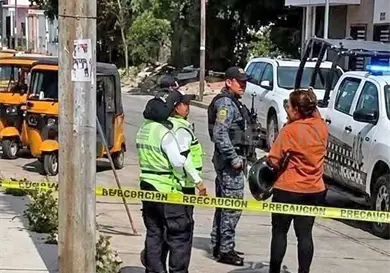 Chocan mototaxi y moto en un cruce