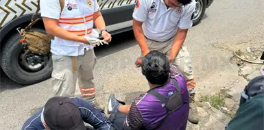 Taxista arrolla a repartidor y lo deja con lesiones