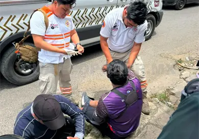 Taxista arrolla a repartidor y lo deja con lesiones