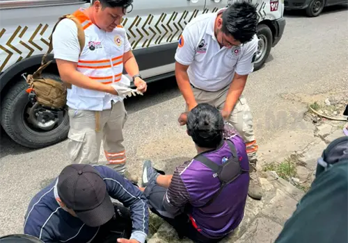 Taxista arrolla a repartidor y lo deja con lesiones