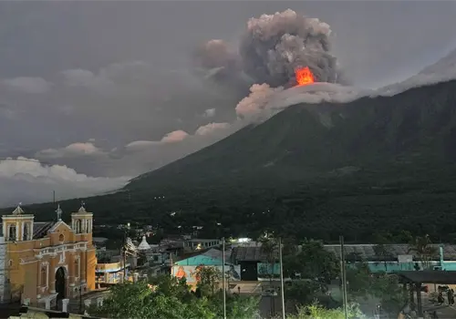 Evac&uacute;an personas por erupci&oacute;n de Volc&aacute;n de Fuego