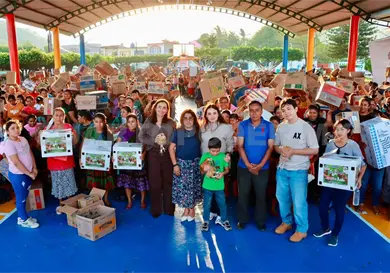 Alcaldesa entrega aves en Obreg&oacute;n