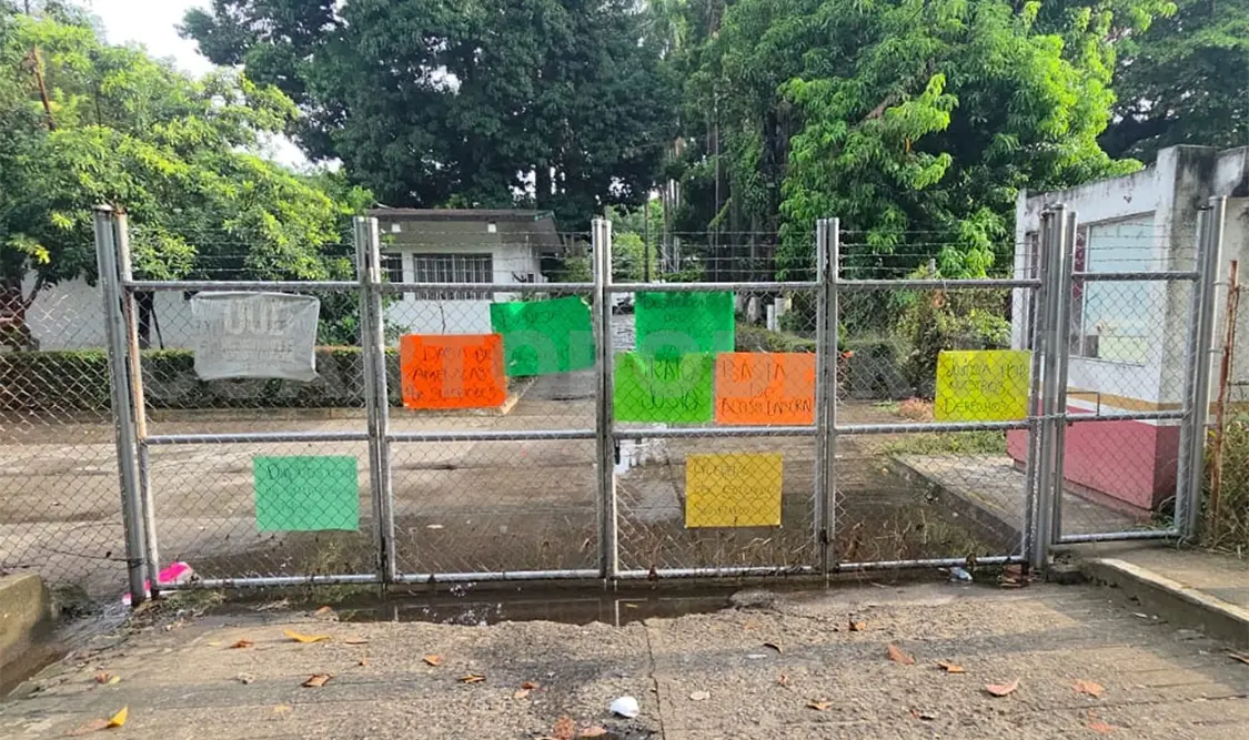 La toma de la delegación mantiene paralizados los trámites en la sede de Tapachula. Ramón García / CP