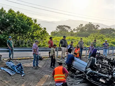 Trágica volcadura: un muerto, el saldo Trágica volcadura: un muerto, el saldo