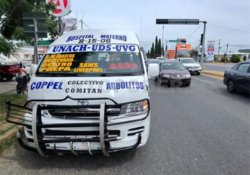 Colectivo atropella a motociclista en bulevar