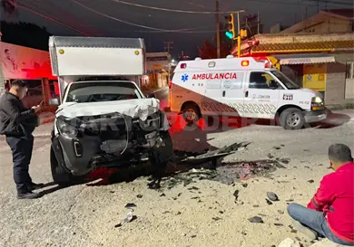 Semaforazo en par vial; camionetas involucradas