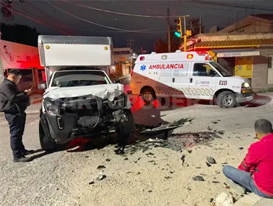 Semaforazo en par vial; camionetas involucradas Semaforazo en par vial; camionetas involucradas