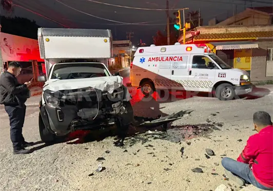 Semaforazo en par vial; camionetas involucradas