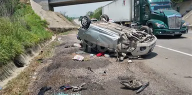 Se accidentan en autopista a Arriaga; tres lesionados