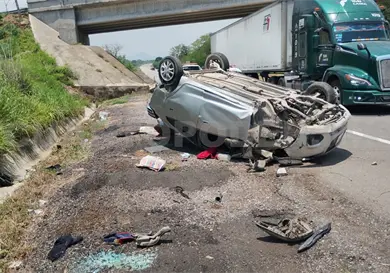 Se accidentan en autopista a Arriaga; tres lesionados