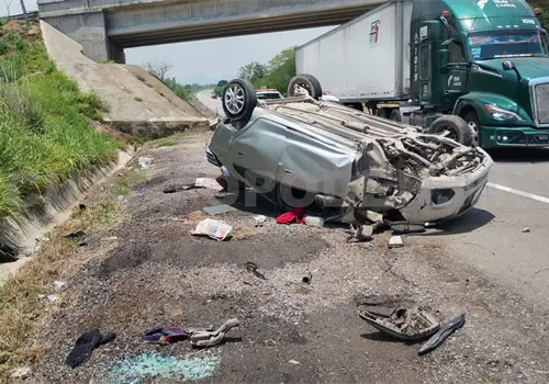 Se accidentan en autopista a Arriaga; tres lesionados