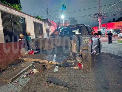 Semaforazo en par vial; camionetas involucradas
