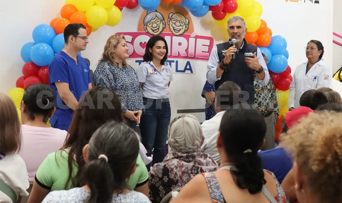 La entrega fue a manos del alcalde Ángel Torres y la directora del DIF, Stephanie Frías. Diego Pérez / CP